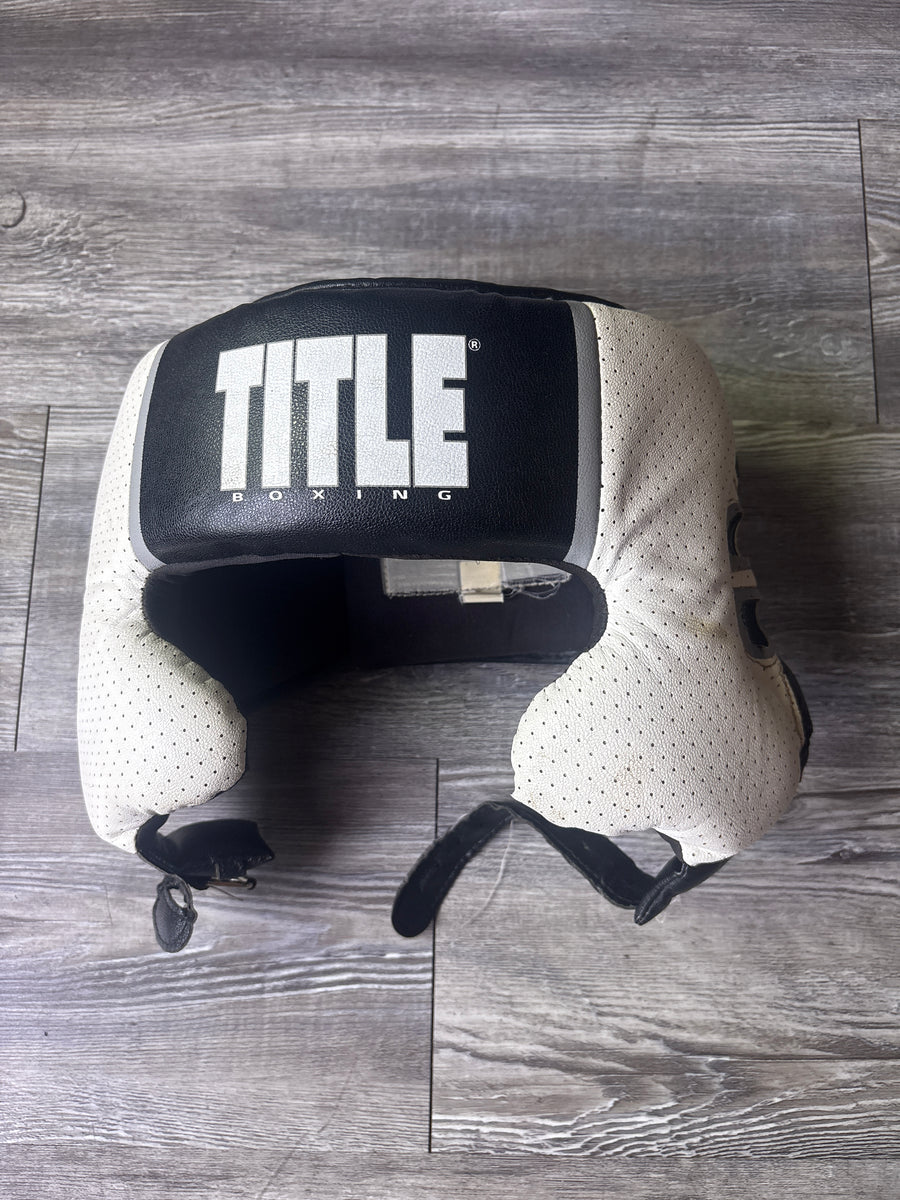 Used - TITLE Boxing Aerovent Elite Headgear - Black/White (X-Large)